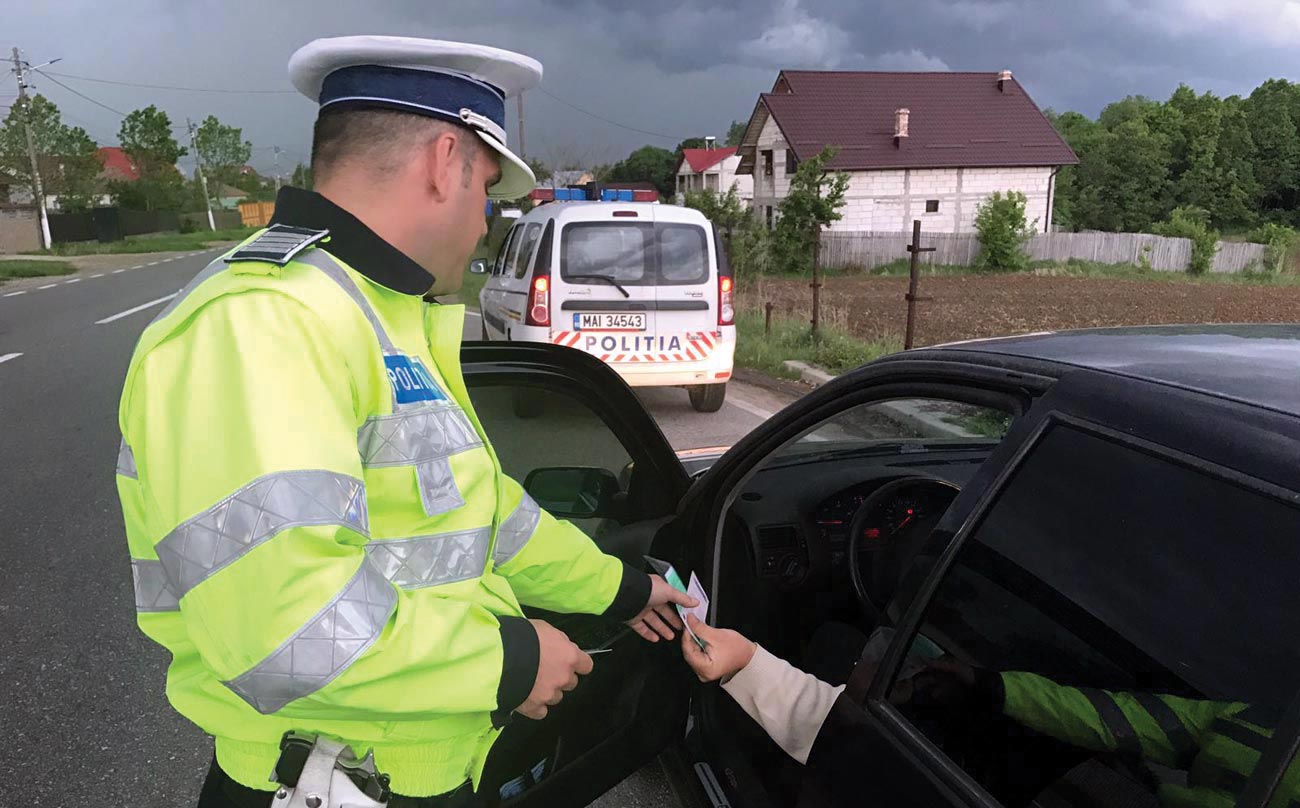 De beat ce era, un șofer abia putea să articuleze câteva cuvinte în fața polițiștilor