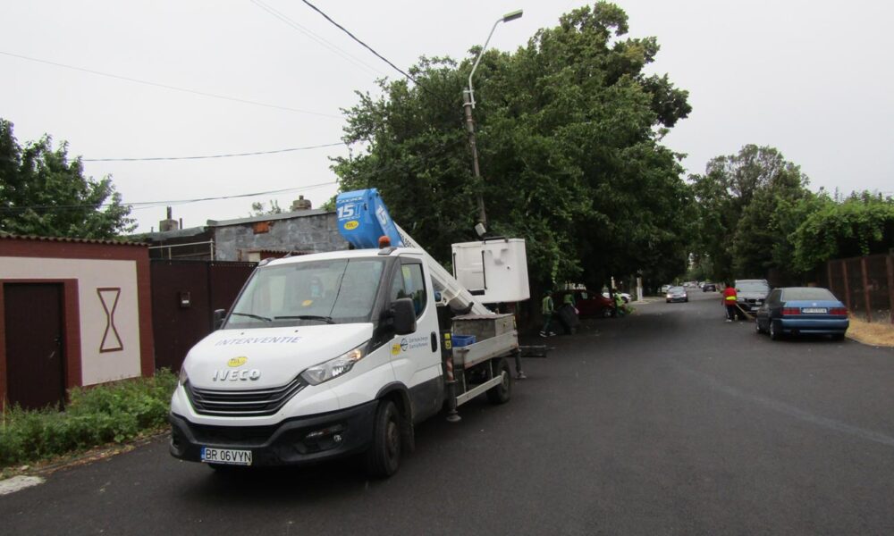 Cu stâlpul electric în carosabil!