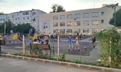 Loc de joacă modern, bucuria copiilor și nemulțumirea unor locatari deranjați de zgomot