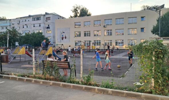 Loc de joacă modern, bucuria copiilor și nemulțumirea unor locatari deranjați de zgomot