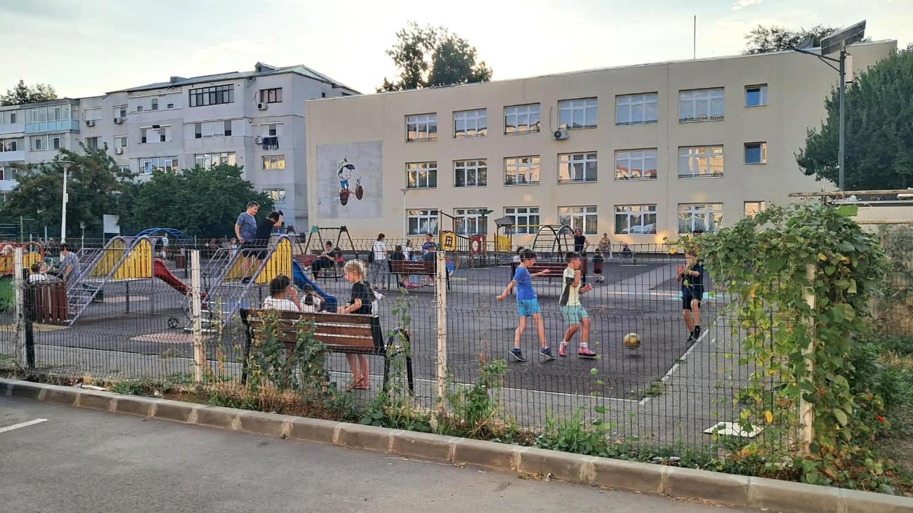 Loc de joacă modern, bucuria copiilor și nemulțumirea unor locatari deranjați de zgomot