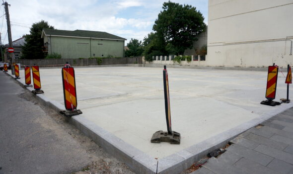 Amenajarea Parcării Poliției, pusă pe pauză pentru că dalele de granit sunt greu de găsit