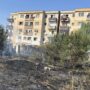 Incendiu de vegetație uscată lângă Colonia de la kilometrul 10. Focul s-a extins la câteva construcții din lemn