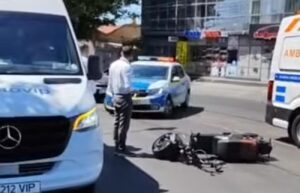 Mopedist băgat în comă de un șofer care a fugit de la fața locului