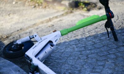 Două fete rănite după ce au intrat cu trotineta electrică într-o mașină