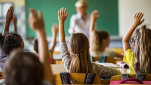 Bursele sociale 2026-2027: 300 de lei pe lună. Părinții trebuie să declare veniturile iar școala poate verifica declarațiile acestora