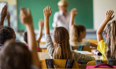 Bursele sociale 2026-2027: 300 de lei pe lună. Părinții trebuie să declare veniturile iar școala poate verifica declarațiile acestora
