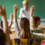 Bursele sociale 2026-2027: 300 de lei pe lună. Părinții trebuie să declare veniturile iar școala poate verifica declarațiile acestora