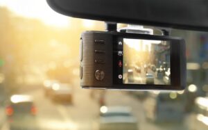 Filmezi neregulile din trafic și le pui pe Facebook? Greșeala care te poate costa scump