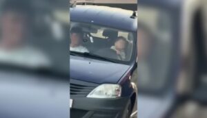 Copil de 11 luni, filmat la volanul unei mașini în mers. Poliția a deschis dosar penal