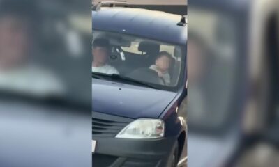 Copil de 11 luni, filmat la volanul unei mașini în mers. Poliția a deschis dosar penal