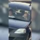 Copil de 11 luni, filmat la volanul unei mașini în mers. Poliția a deschis dosar penal