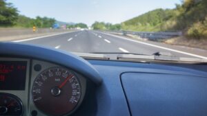 Doi români au mers 100 de kilometri pe autostradă în Italia cu fiul lor mort pe bancheta din spate. „Am crezut că doarme”