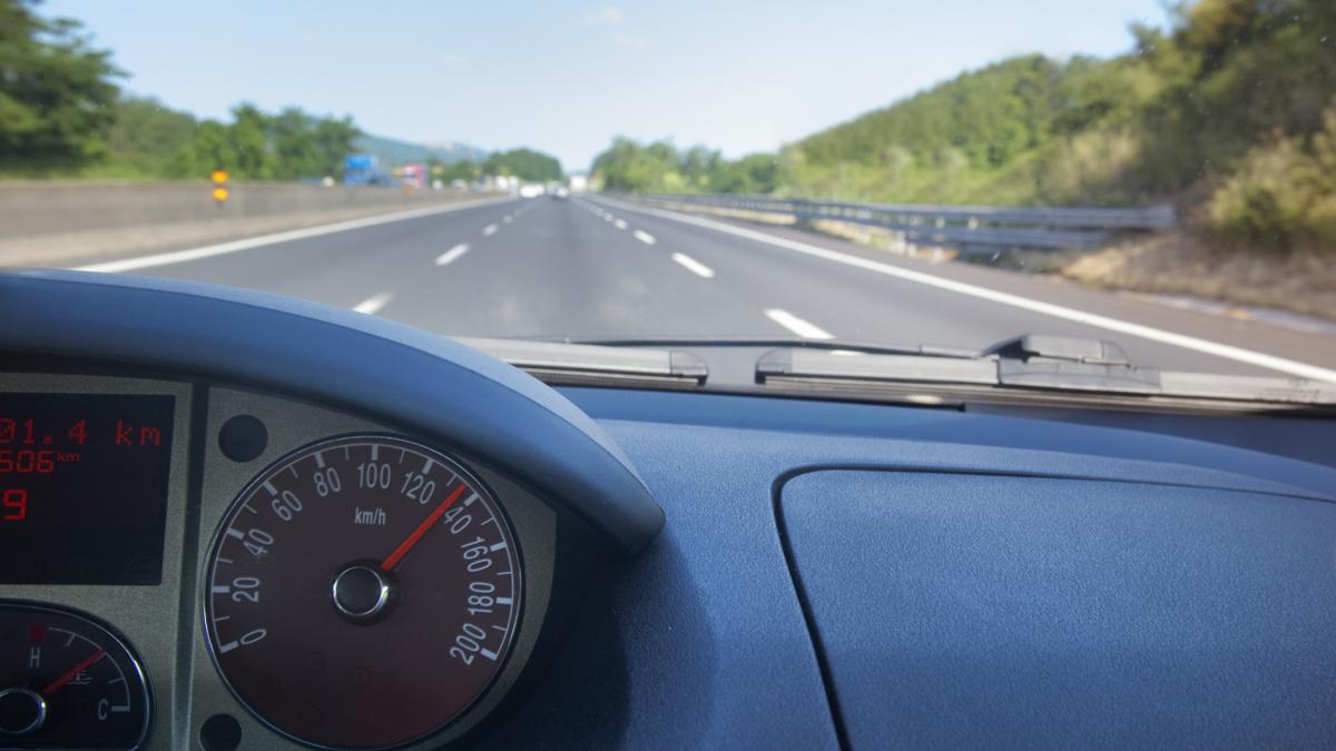 Doi români au mers 100 de kilometri pe autostradă în Italia cu fiul lor mort pe bancheta din spate. „Am crezut că doarme”