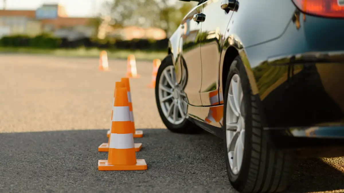 Proba în poligon ar putea reveni la examenul auto. Ce manevre vor trebui să știe viitorii șoferi