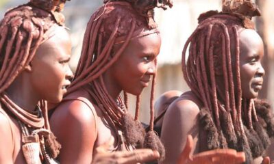 Himba, femeile din Namibia care nu se spală cu apă. Cum își păstrează igiena prin băi de fum și argilă roșie