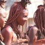 Himba, femeile din Namibia care nu se spală cu apă. Cum își păstrează igiena prin băi de fum și argilă roșie