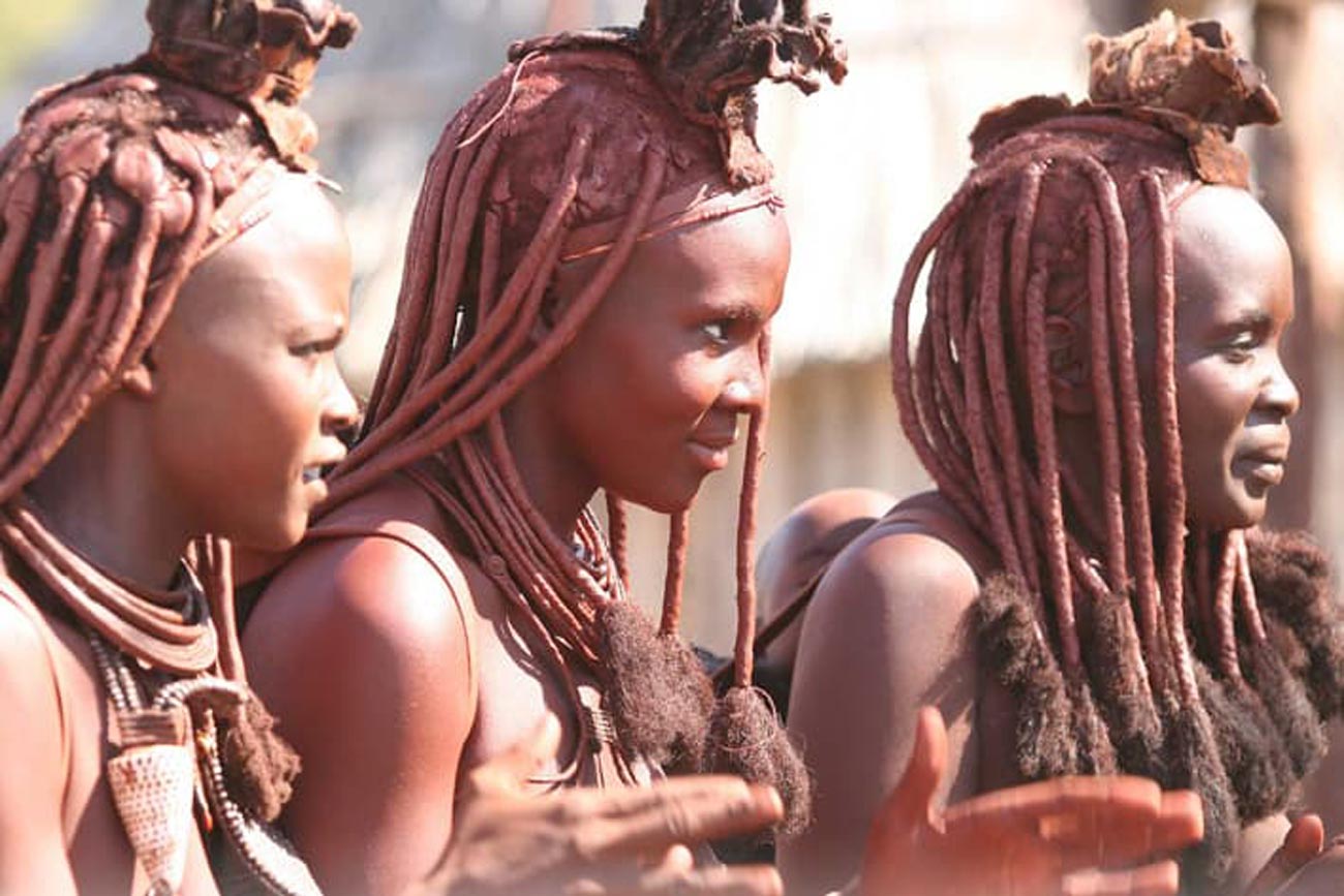 Himba, femeile din Namibia care nu se spală cu apă. Cum își păstrează igiena prin băi de fum și argilă roșie