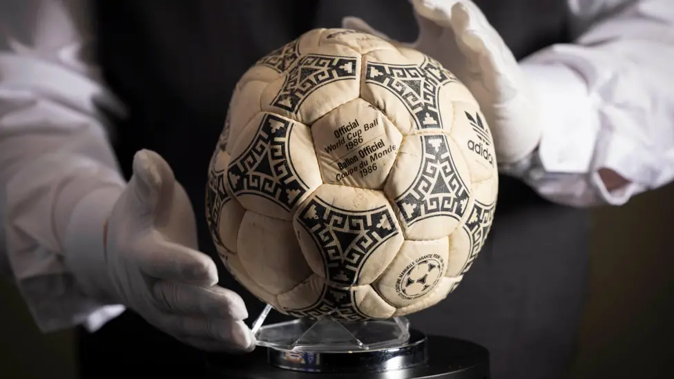 Mingea celebrului gol „Mâna lui Dumnezeu” al lui Maradona, vândută cu 2,5 milioane de lire sterline