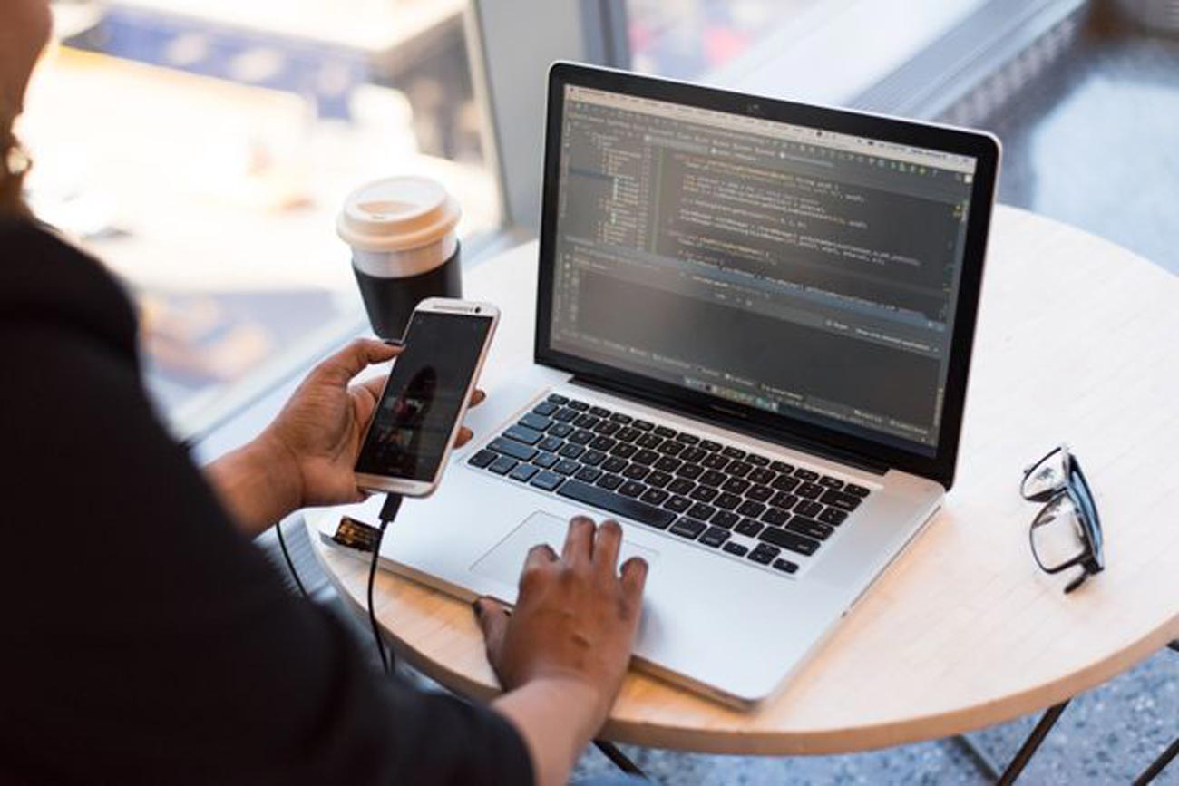 Cine câștigă cu adevărat când vinzi online fără propriul tău site?