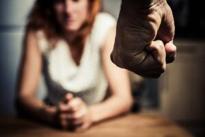 Femeie agresată de soț, în urma unor certuri în familie