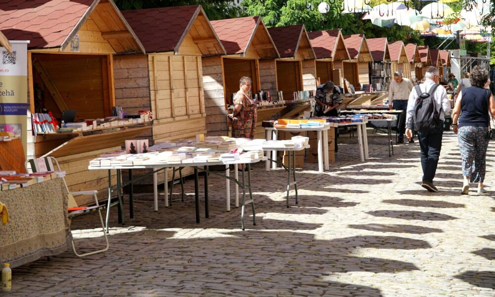 Cărți pentru toate gusturile la Târgul de Carte de pe Regală