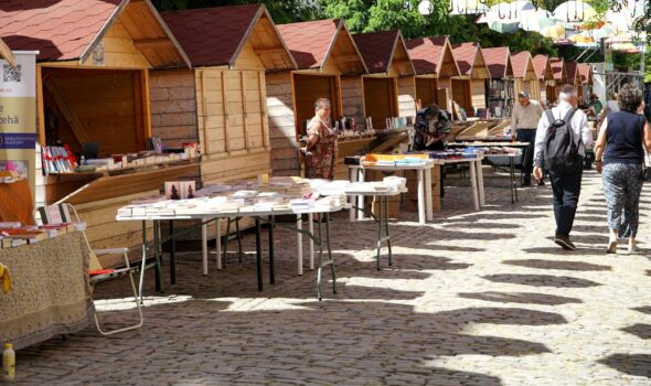 Cărți pentru toate gusturile la Târgul de Carte de pe Regală