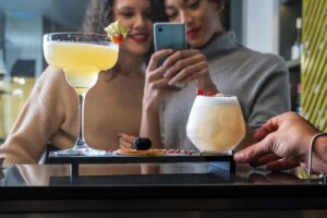 Viața prin filtrul beauty al Instagram. Cum ne influențează estetica din online alegerile și cheltuielile din viața reală