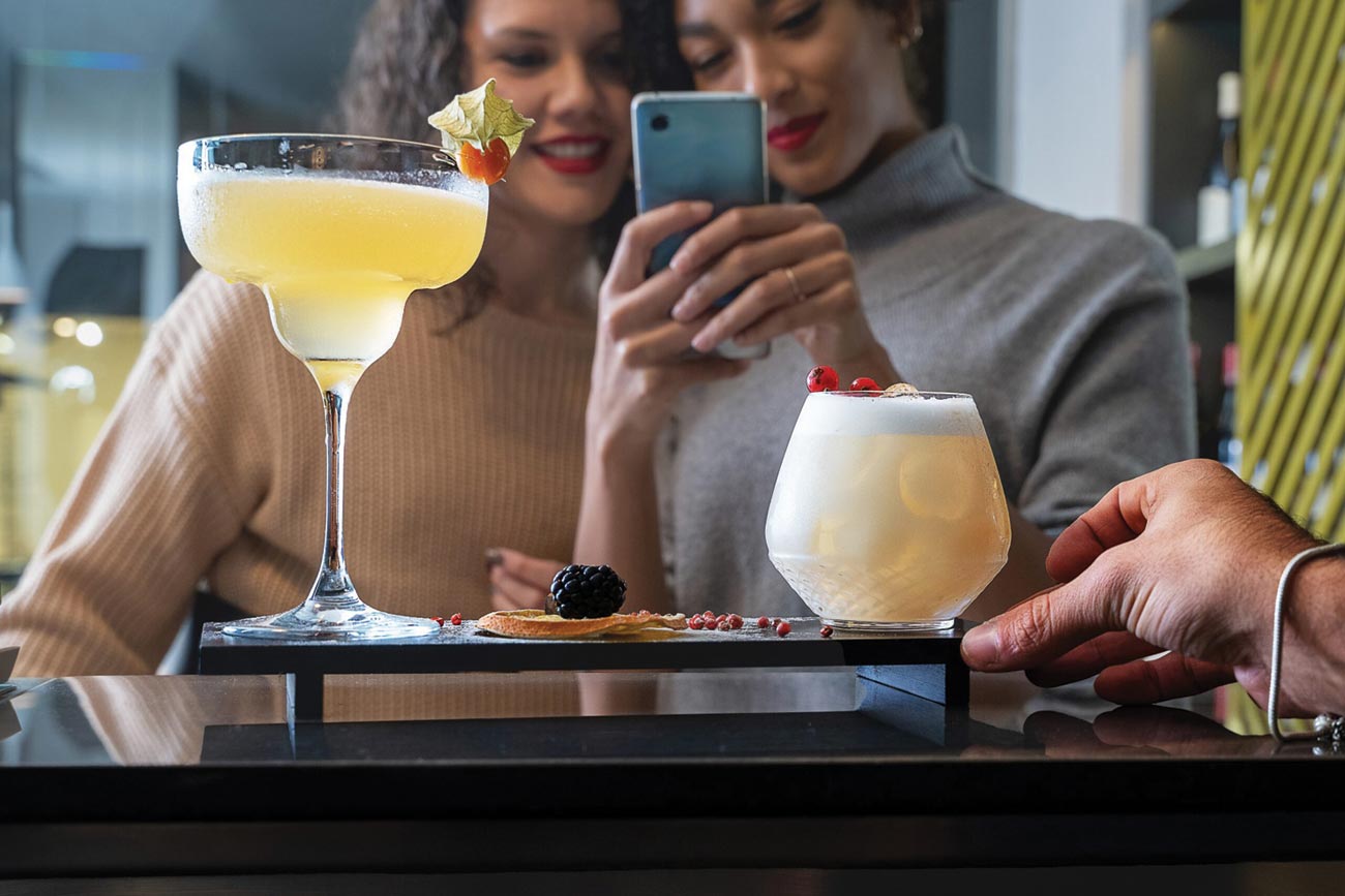 Viața prin filtrul beauty al Instagram. Cum ne influențează estetica din online alegerile și cheltuielile din viața reală