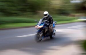 Un motociclist din Tulcea a fost prins cu aproape 180 km/h pe Șoseaua Dig Brăila-Galați