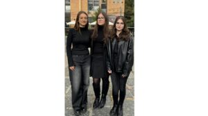 Elevi îmbrăcați în negru, protest împotriva uniformelor obligatorii