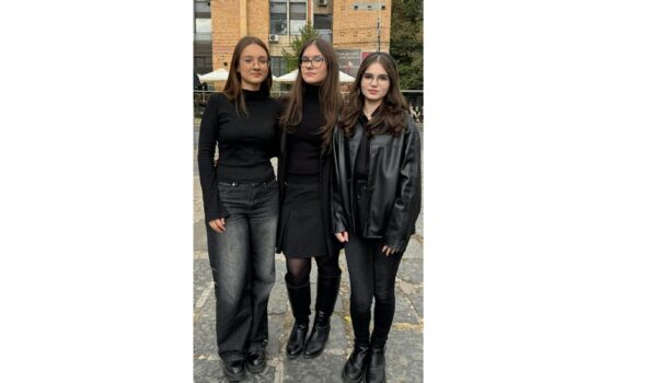 Elevi îmbrăcați în negru, protest împotriva uniformelor obligatorii