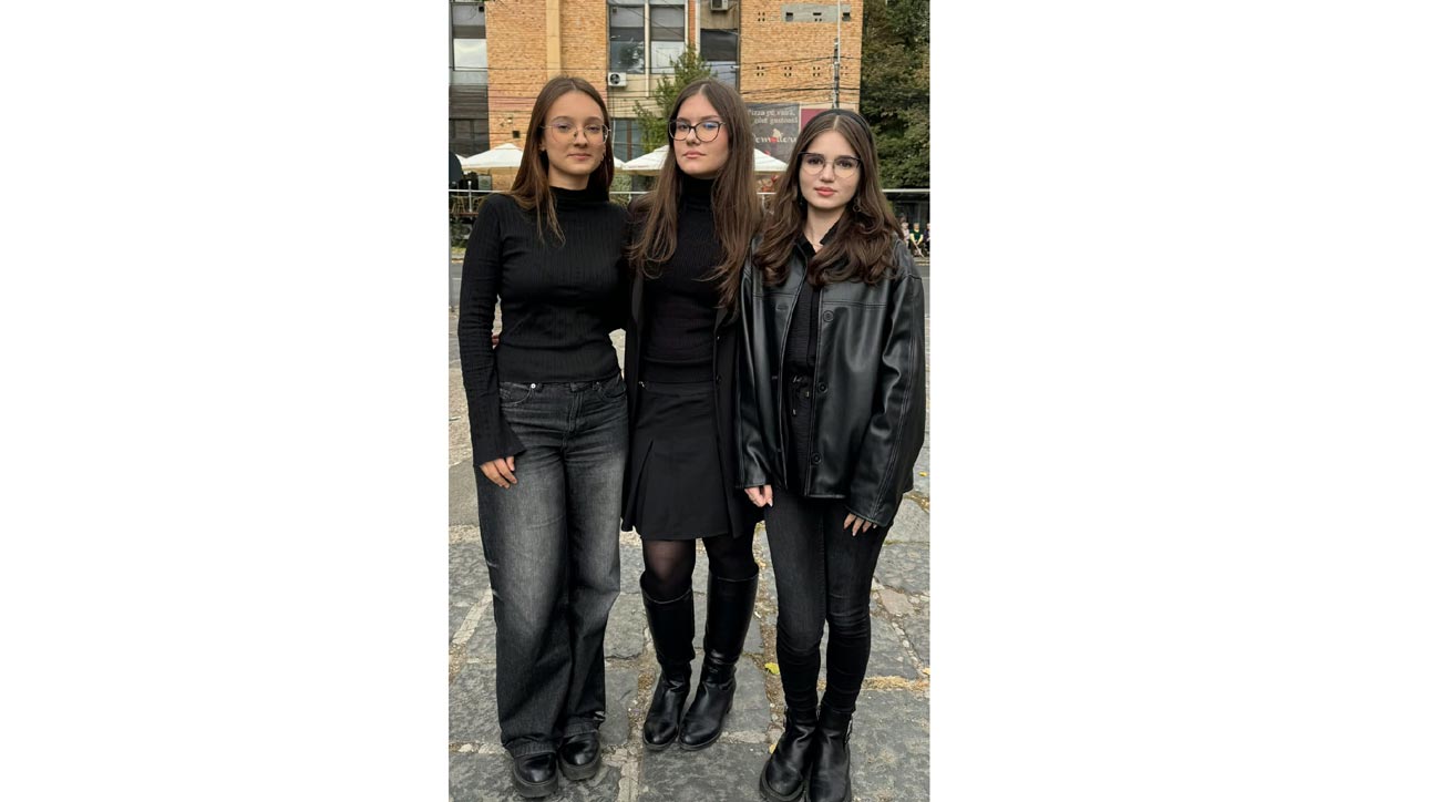 Elevi îmbrăcați în negru, protest împotriva uniformelor obligatorii