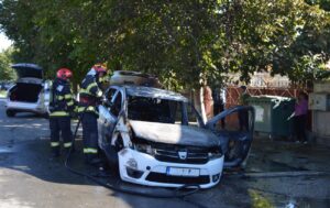 Un autoturism care staționa a luat foc după ce a fost lovit de altă mașină