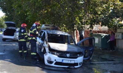 Un autoturism care staționa a luat foc după ce a fost lovit de altă mașină