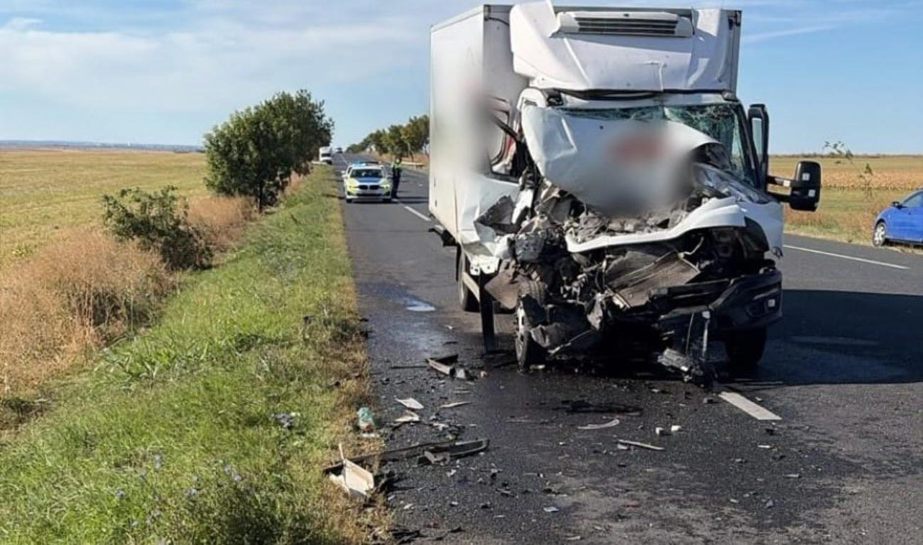 Șofer ieșit din mașină, strivit de o autoutilitară pe E85