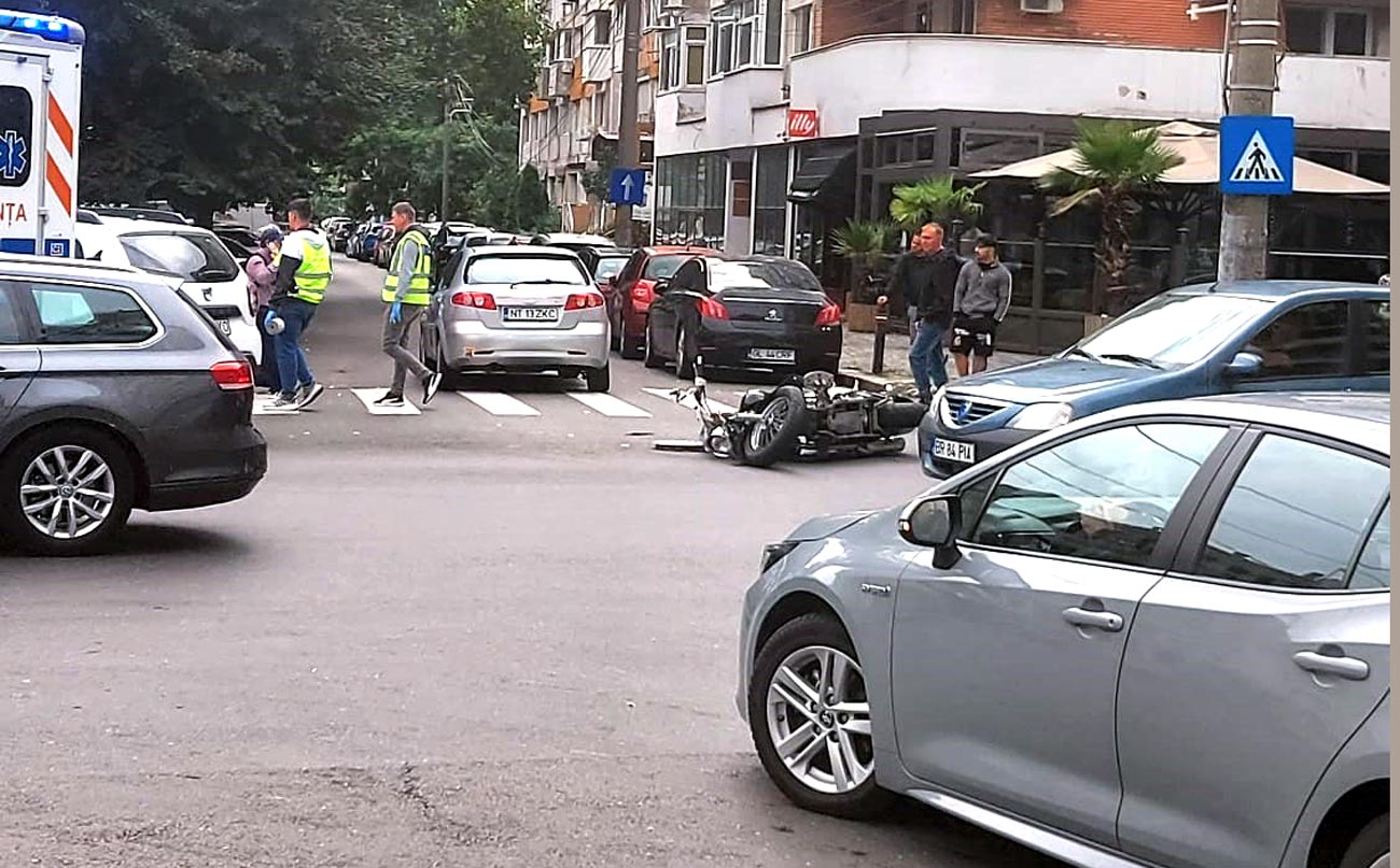 Accident pe Calea Călărașilor. Motociclist transportat la spital după coliziunea cu un autoturism