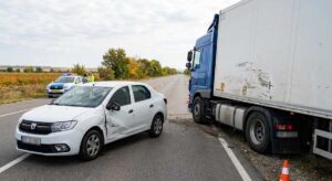 Accident pe DN 21, la Valea Cânepii. O mașină și un camion s-au acroșat în timpul unei depășiri