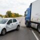 Accident pe DN 21, la Valea Cânepii. O mașină și un camion s-au acroșat în timpul unei depășiri