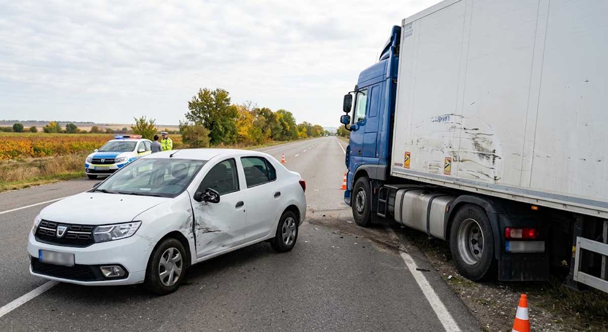 Accident pe DN 21, la Valea Cânepii. O mașină și un camion s-au acroșat în timpul unei depășiri