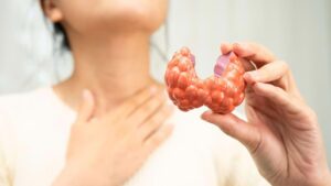 Oboseala pe care o ignori poate ascunde o problemă cu tiroida. Semnele la care medicii spun să fii atent