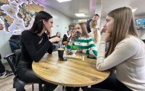 De ce ies tinerii mai mult la cafenea decât în club?