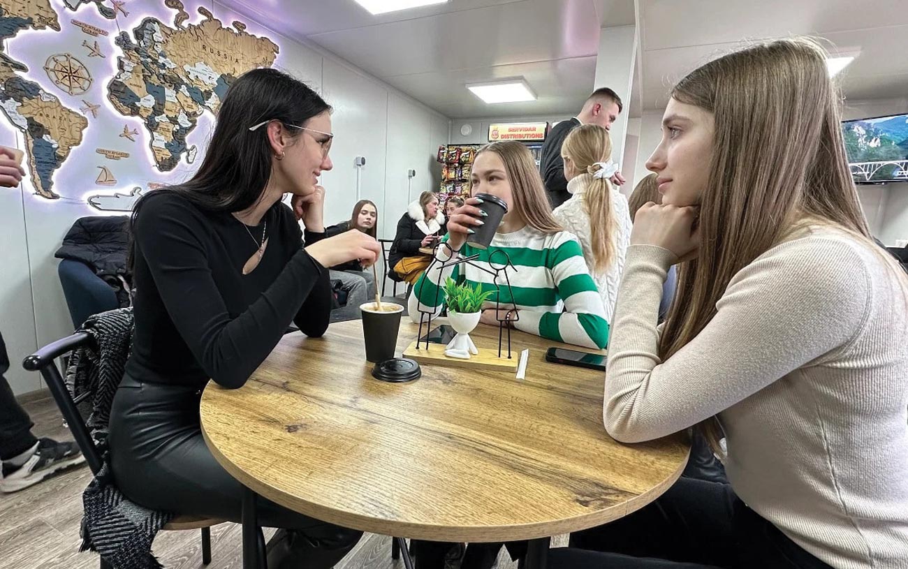 De ce ies tinerii mai mult la cafenea decât în club?