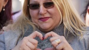 Diana Șoșoacă, interviu la Russia Today: “Rusia e mai democratică decât UE” și că „românii mor de foame” iar politicienii “au oprit apa”