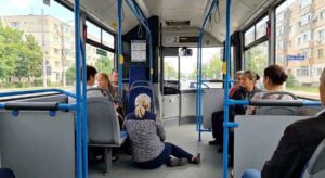 Femeie rănită într-un autobuz, după ce șoferul a redus viteza