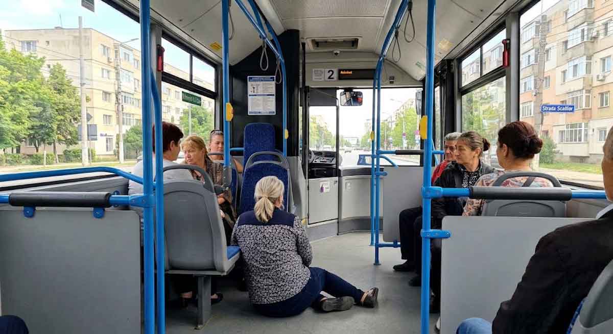 Femeie rănită într-un autobuz, după ce șoferul a redus viteza
