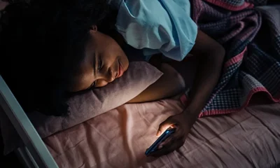 Adolescenții care dorm mult în weekend își pot afecta sănătatea mintală. Ce este „jet lag-ul social” și de ce îi privește pe părinți