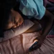 Adolescenții care dorm mult în weekend își pot afecta sănătatea mintală. Ce este „jet lag-ul social” și de ce îi privește pe părinți