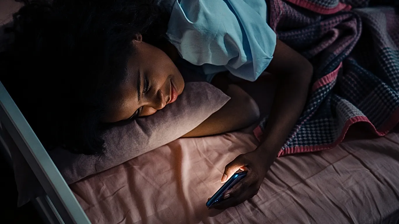 Adolescenții care dorm mult în weekend își pot afecta sănătatea mintală. Ce este „jet lag-ul social” și de ce îi privește pe părinți
