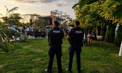 ”Melteni” în zona de picnic Lacu Sărat. Mai aveau puțin și se urcau cu mașinile pe grătare!